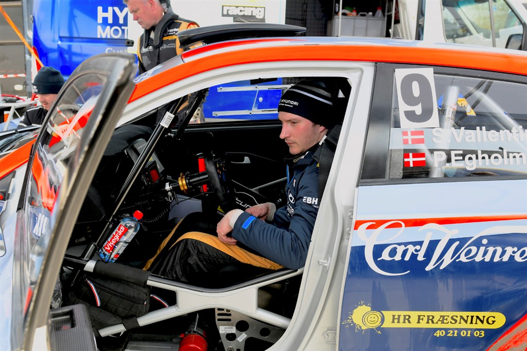 - Der bliver ikke tid til at dvæle, der skal fuld fart på straks fra start, siger Simon Vallentin, der sammen med co-driver Peter Egholm satser på at slutte i Top 5 i lørdagens DM-rally ved Stoholm.
(Foto: specialpress@gmail.com)